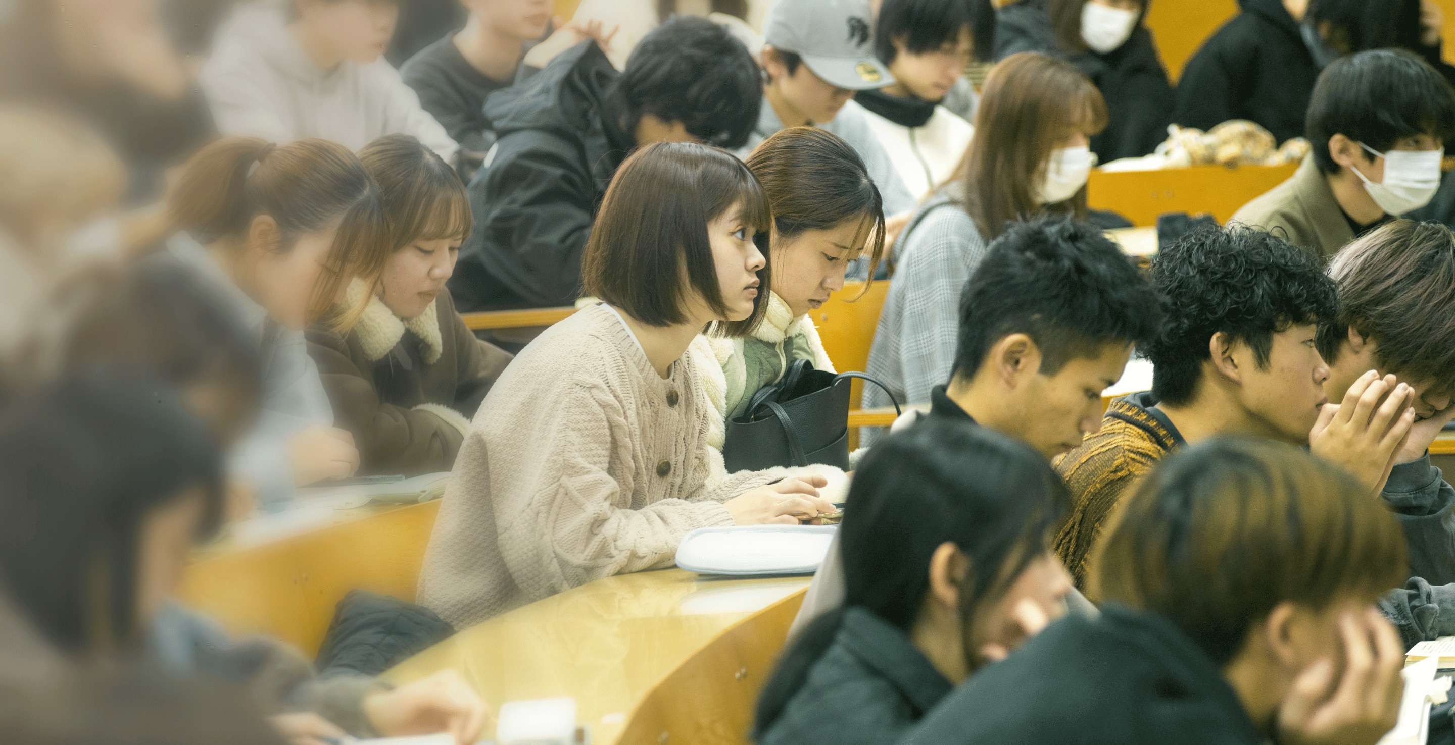 講義に集中して取り組む学生たちの様子の画像